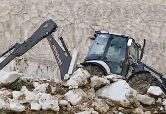 Yüksekova’da yayla yolları karların altından çıkarıldı