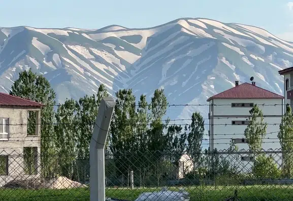 Yüksekova dağlarında mevsim geçişi zebra desenli manzaralar oluşturdu