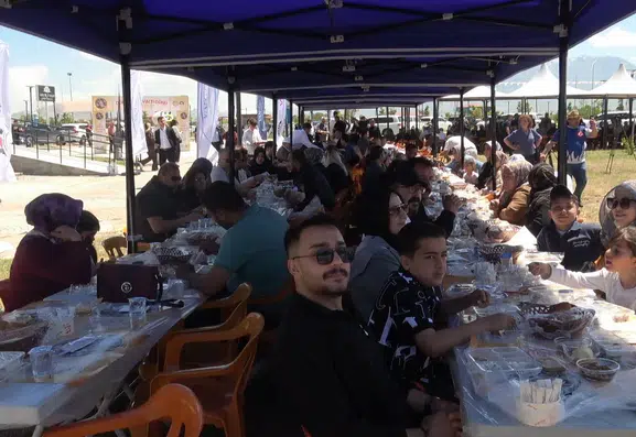Van Gölü kıyısında dev sofra Dünya Kahvaltı Günü kutlandı