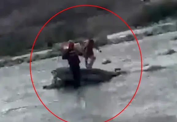 Siirtte yükselen sular arasında mahsur kalan çocuğu AFAD ekipleri kurtardı