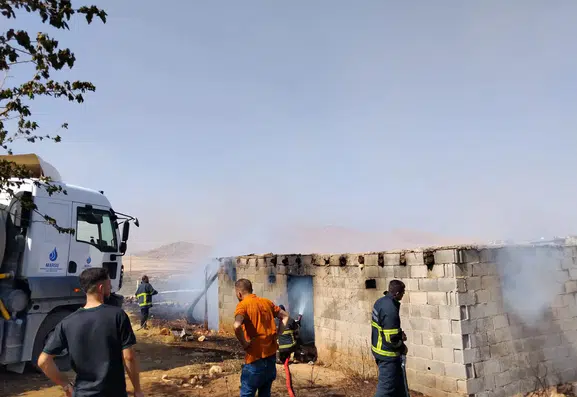 Mardin Kızıltepe'de anız yangını evlere kadar ulaştı