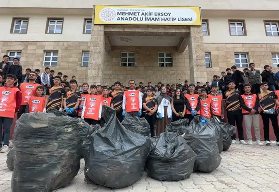 Yüksekova'da gençler el ele verdi şehri temizledi