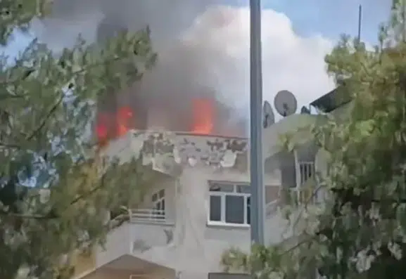 Bağlar'da beş katlı apartmanın çatısı alevlere teslim oldu