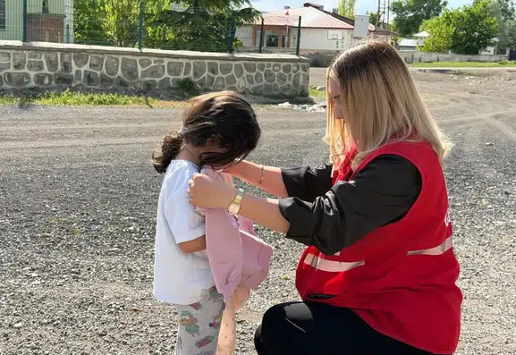 Doğubayazıt’ta miniklerin kışlık giysi ihtiyacı Kızılay ile giderildi