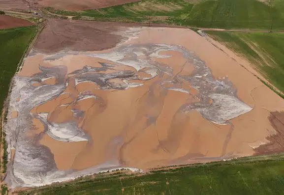 Ahlat'ta sel baskını çiftçinin emeğini tarlada bıraktı