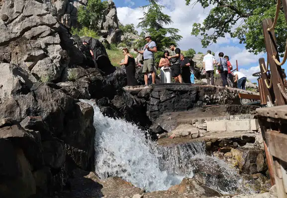 Munzur Gözeleri serinlemek isteyenleri ağırlamaya başladı