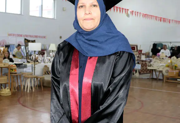 Van'da 56 yaşındaki Aysel Özbek kep atarak lise mezunu oldu