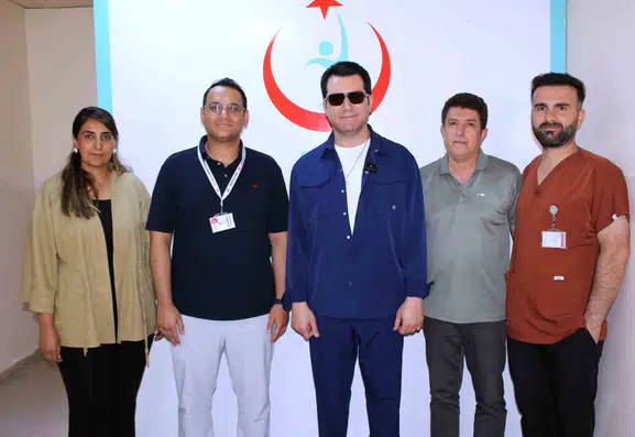 Sanatçı Murat Kurşun minik hastaları hastanede ziyaret etti