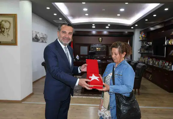 Otobüste bayrağı temizleyen Perihan Hanım’a belediyeden özel teşekkür