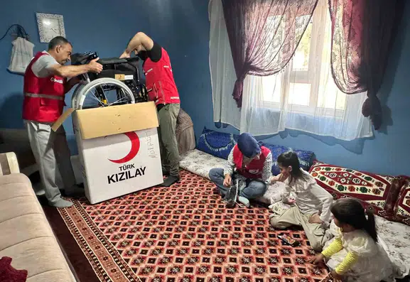 Van'da iki vatandaşa Kızılay'dan tekerlekli sandalye desteği