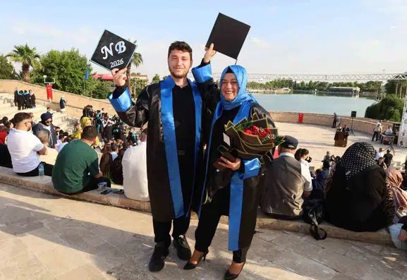 Üniversiteyi oğluyla aynı sırada bitiren anne bölüm birincisi oldu