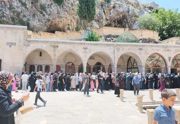 Şanlıurfalı öğrenciler LGS sınavı öncesi Balıklıgöl'de moral aradı