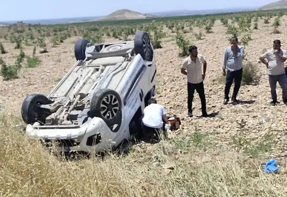 Birecik’te sağlık aracı şarampole uçtu