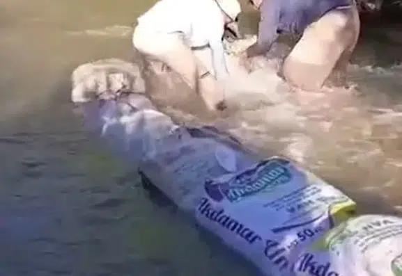 Yüksekovalı çiftçiler tarlalarını sulamak için dere yatağına set kuruyor
