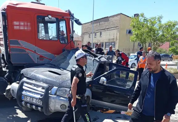 Yüksekova trafiğinde kaza sonucu bir sürücü hastaneye kaldırıldı