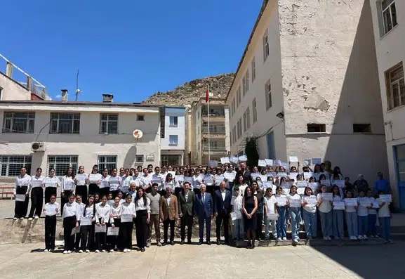 Çermik'te okulların koro şöleni izleyenleri büyüledi