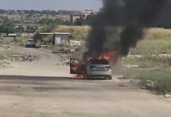 Diyarbakırda seyir halindeki araç küle döndü