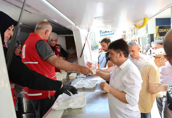 Elazığ’da cami çıkışı aşure bereketi