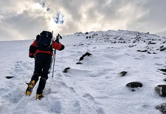 Ağrı Dağı zirvesinde kayıp dağcı için anlamlı tırmanış