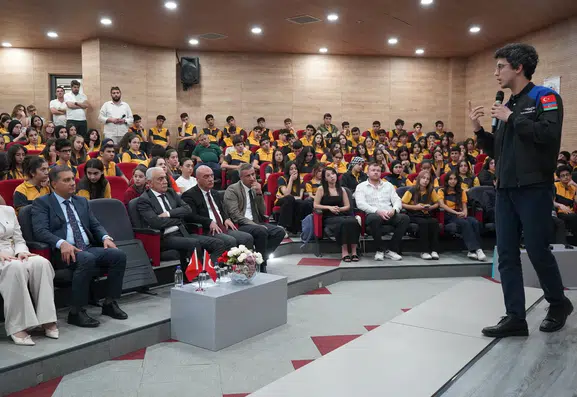 Türkiye'nin İkinci Astronotu Şırnaklı Gençlere Uzay Deneyimlerini Anlattı