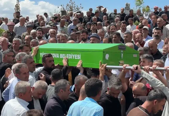 Yüksekova'da minibüs ile kamyon çarpıştı 3 kişi hayatını kaybetti