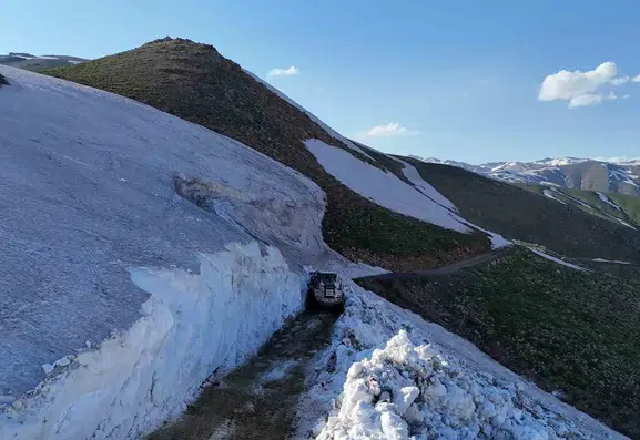 Hakkari’de metrelerce karın altındaki yayla yolları temizleniyor