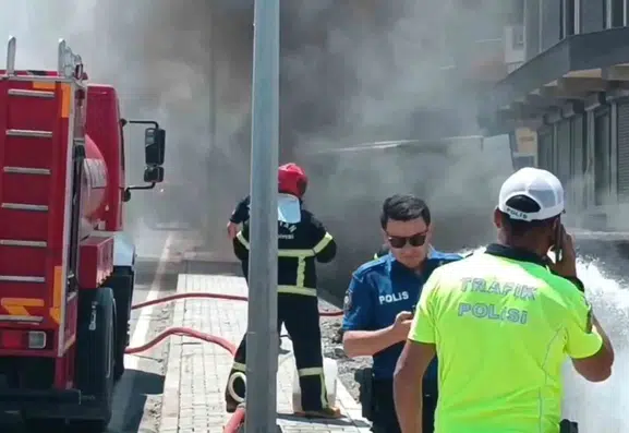 Tatvan’da lastik yangını mahalleyi karıştırdı