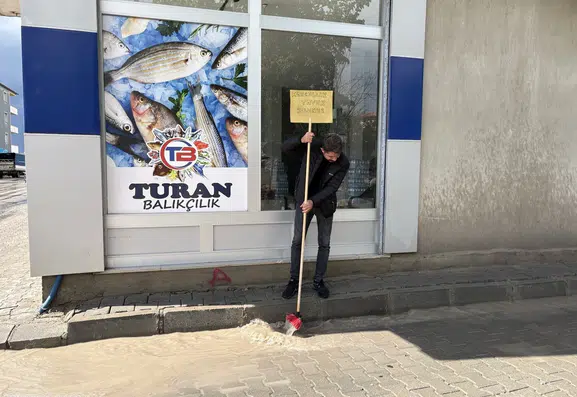 Diyadin’de sağanak hayatı durma noktasına getirdi