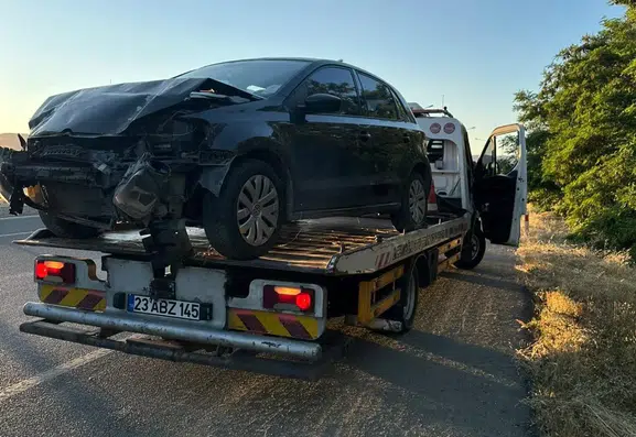 Elazığ yolunda kaza Otomobil kontrolden çıkıp şarampole yuvarlandı