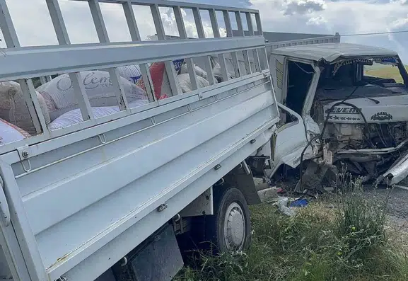 Elazığ Kovancılar yolunda iki kamyonet çarpıştı