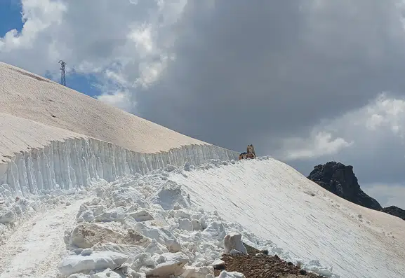 Yüksekova'da yazın ortasında yedi metrelik karlı yol mesaisi