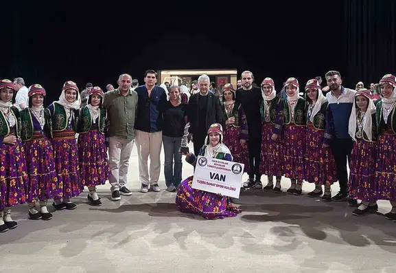 Vanlı kadınlar halk oyunlarında zirveyi zorluyor