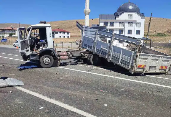 Elazığ kara yolunda iki kamyonun karıştığı kazada bir kişi yaralandı
