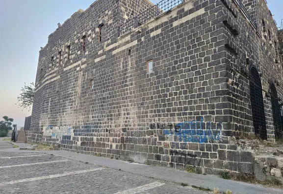Cizre Kalesi duvarlarına sprey boyalı saldırı