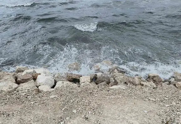 Van Gölü kıyılarında rüzgarla yükselen dev dalgalar izleyenleri etkiledi