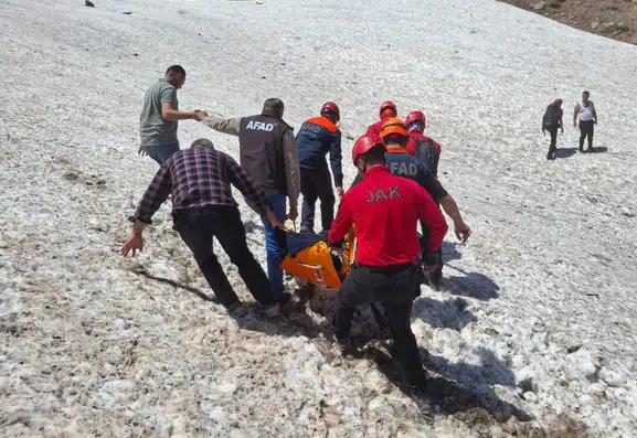 Hakkari’de dağda mahsur kalan vatandaşı helikopter kurtardı