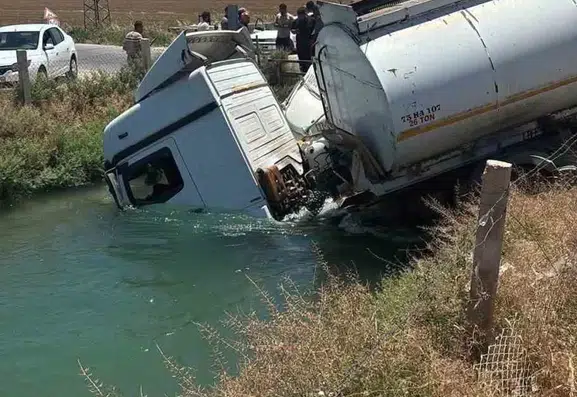 Şanlıurfa yolunda tanker ve kamyon kanala uçtu
