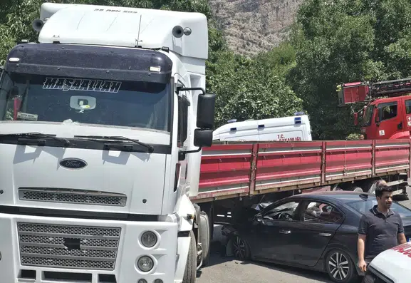 Çukurca yolunda otomobil tıra çarptı