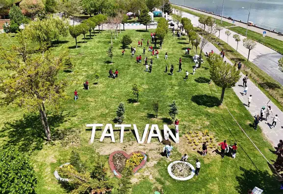 Tatvanlı çocuklar Van Gölü kıyısını temizledi