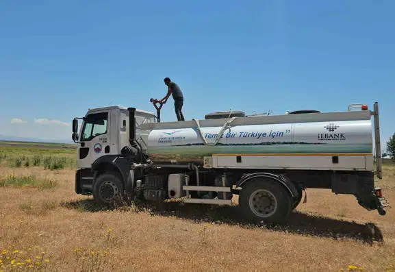 Adilcevaz kırsalında yayılan yangın paniğe yol açtı