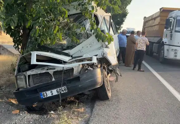 Şanlıurfa yolunda dört aracın karıştığı kaza trafiği kilitledi