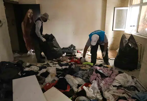 Diyarbakır'da bir daireden kamyonlar dolusu çöp çıktı