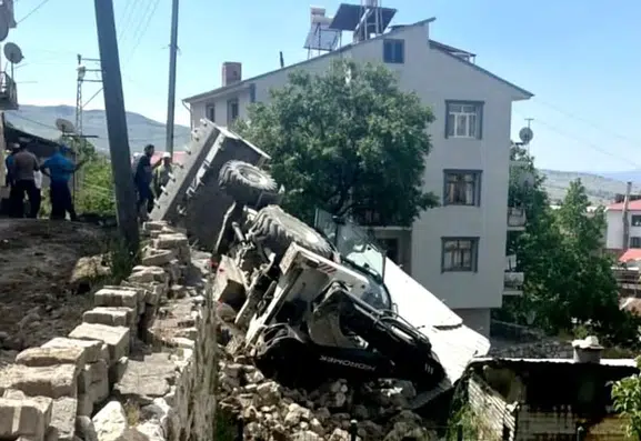 Çemişgezek'te doğalgaz çalışması yapan kepçe devrildi