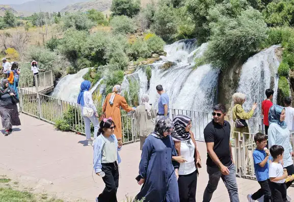 Van Muradiye Şelalesi coşkulu akışıyla turistleri kendine çekiyor