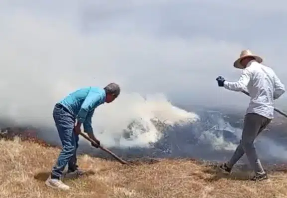 Yüksekova Çatma köyünde büyük yangın bin balya otu yaktı