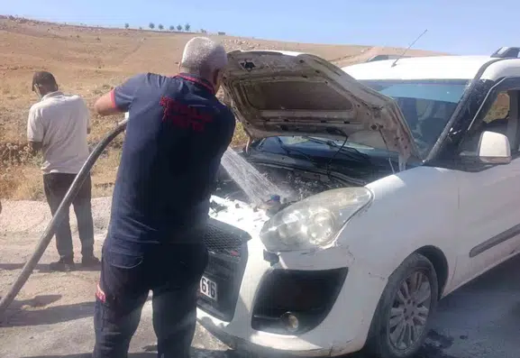 Siirt çevre yolunda seyir halindeki otomobilde yangın paniği yaşandı