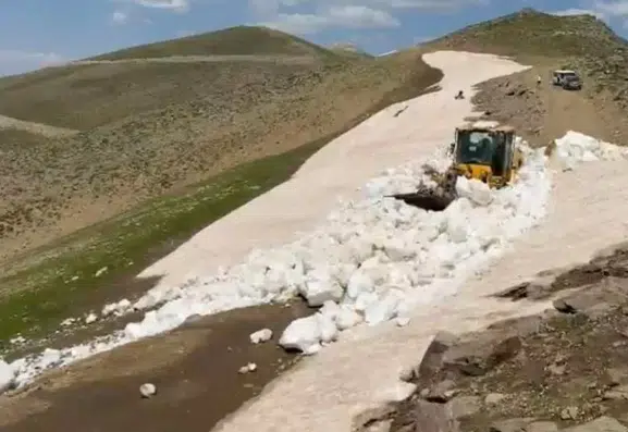 Bitlis dağlarında yaz ortasında kar mesaisi sürüyor