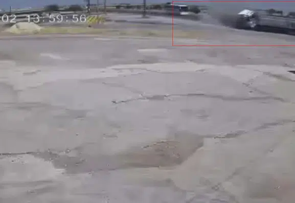 Şanlıurfa Viranşehir yolunda tırın kamyona çarptığı feci kazanın görüntüleri izlendi