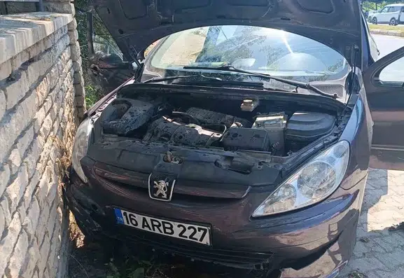 Edremit yolunda otomobil duvara çarptı