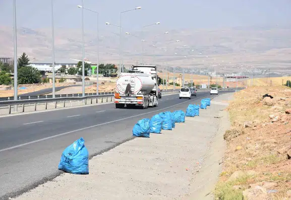Siirt çevre yolu temizliği ile tertemiz bir görünüme kavuştu